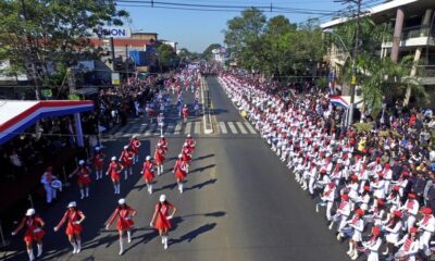 Decile estudiantil frente a la Municipalidad de Fernando de la Mora. Foto: R. 650 AM.