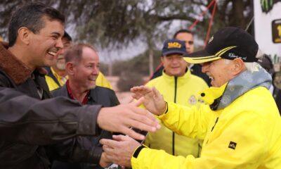 Santiago Peña saludó a pilotos en el rally. Foto: X.