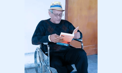 Residente de Gijón Róga leyendo uno de los materiales donados. Cortesía