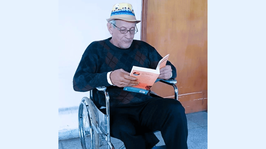 Residente de Gijón Róga leyendo uno de los materiales donados. Cortesía