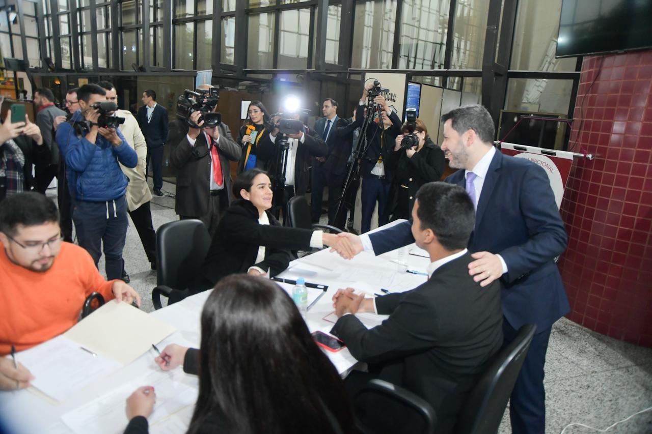 Raúl Latorre presente durante apertura de inscripción para concurso en Diputados. Foto: Gentileza.