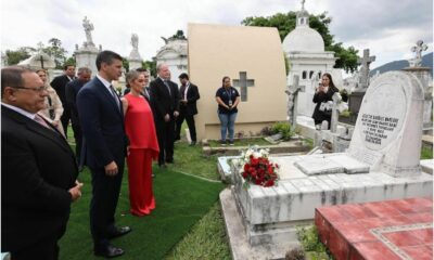 La pareja presidencial visitando tumba de Mangoré en El Salvador. Foto: Instagram Leticia Ocampos.