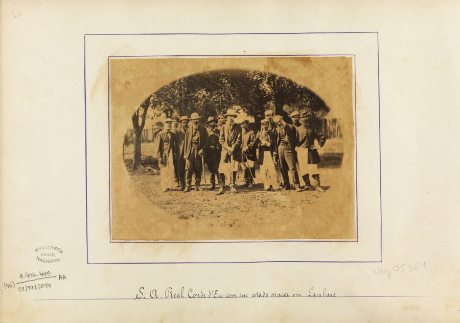 Luis Felipe Maria Fernando Gastão de Orleans, Conde D’Eu, con su estado mayor en Lambaré, 1868. Fotógrafo desconocido. Biblioteca Nacional de Brasil