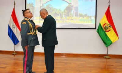 El exgeneral boliviano Juan Zúñiga recibiendo la "Medalla de Honor" por parte del comandante paraguayo, general Manuel Rodríguez. Foto: Ejército paraguayo.