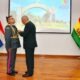 El exgeneral boliviano Juan Zúñiga recibiendo la "Medalla de Honor" por parte del comandante paraguayo, general Manuel Rodríguez. Foto: Ejército paraguayo.