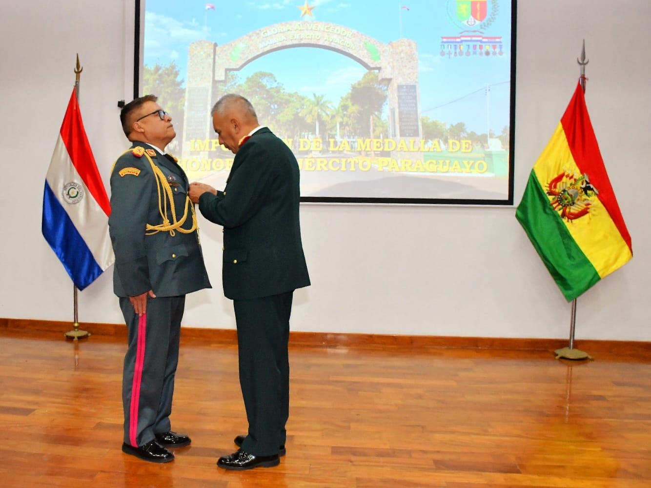 El exgeneral boliviano Juan Zúñiga recibiendo la "Medalla de Honor" por parte del comandante paraguayo, general Manuel Rodríguez. Foto: Ejército paraguayo.