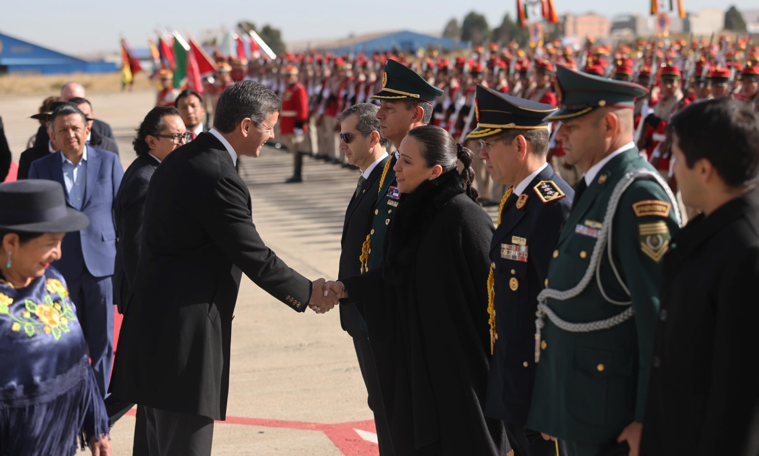 Santiago Peña a su llegada a Bolivia. Foto: Gentileza.