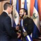 Santiago Peña saludando a su par Nayib Bukele de El Salvador. Foto: Gentileza.