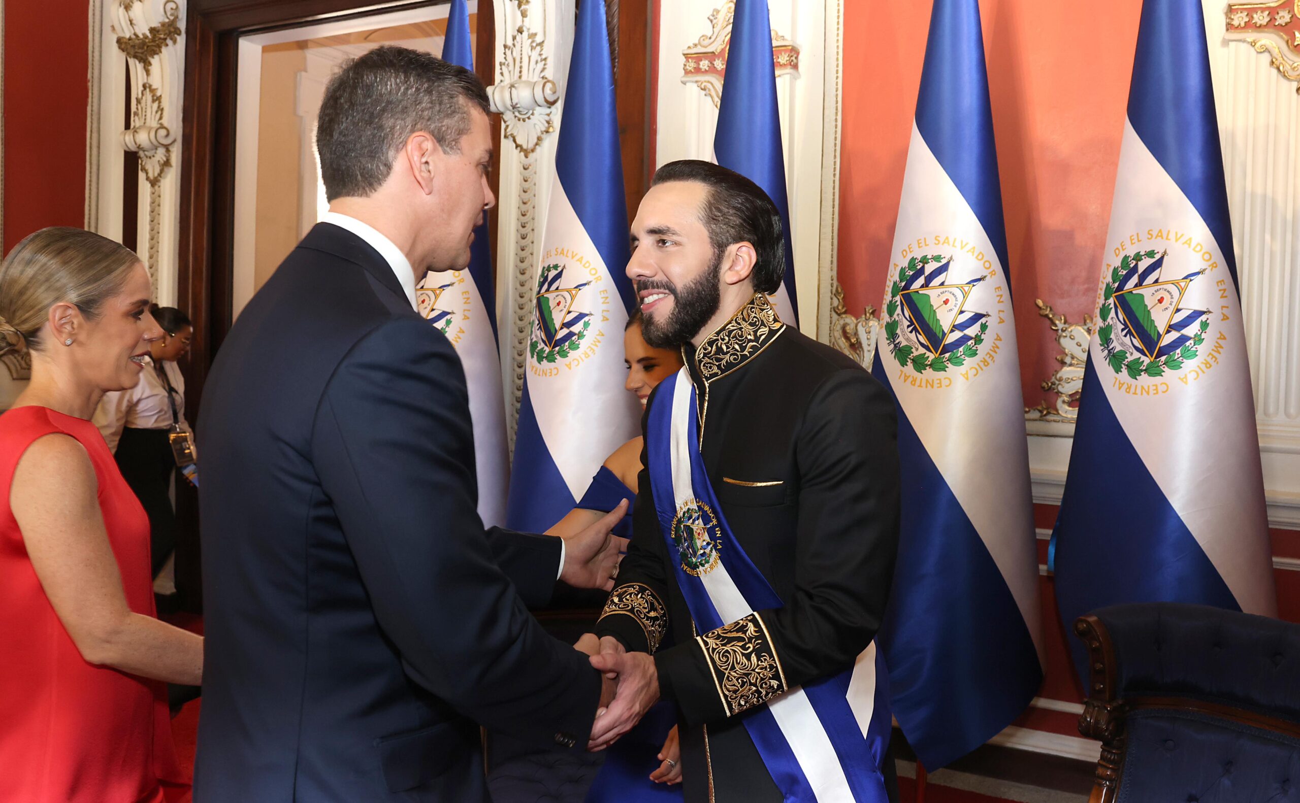 Santiago Peña saludando a su par Nayib Bukele de El Salvador. Foto: Gentileza.