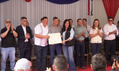 El contrato fue firmado por el gobernador de Amambay, Juan Acosta, y la ministra de Obras Públicas, Claudia Centurión. Foto: MOPC.