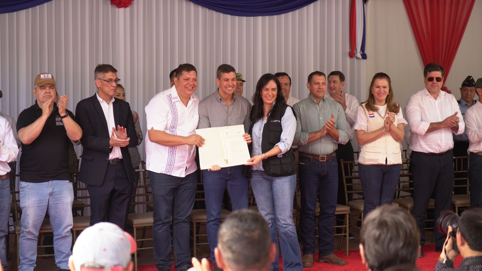 El contrato fue firmado por el gobernador de Amambay, Juan Acosta, y la ministra de Obras Públicas, Claudia Centurión. Foto: MOPC.