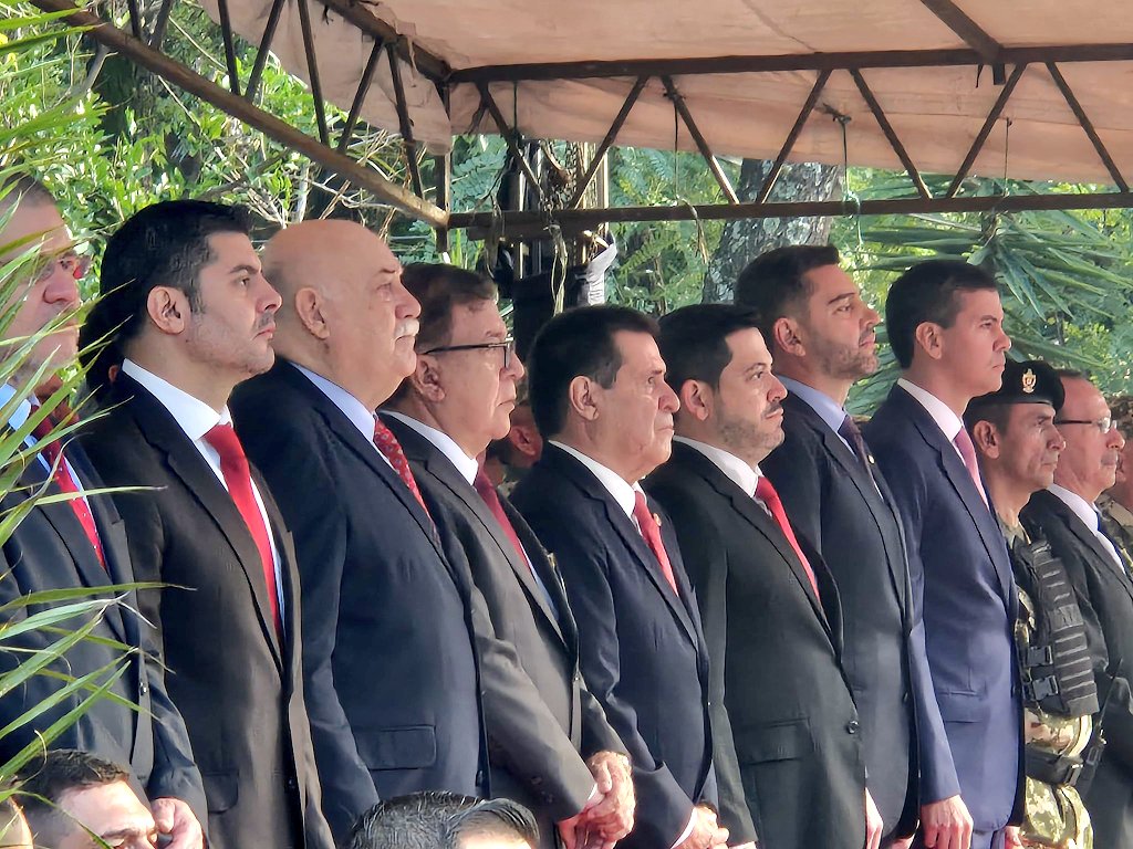 Las autoridades participaron en el evento por los 180° Aniversario del Regimiento Escolta Presidencial. Foto: Redes-Francisca Pereira.