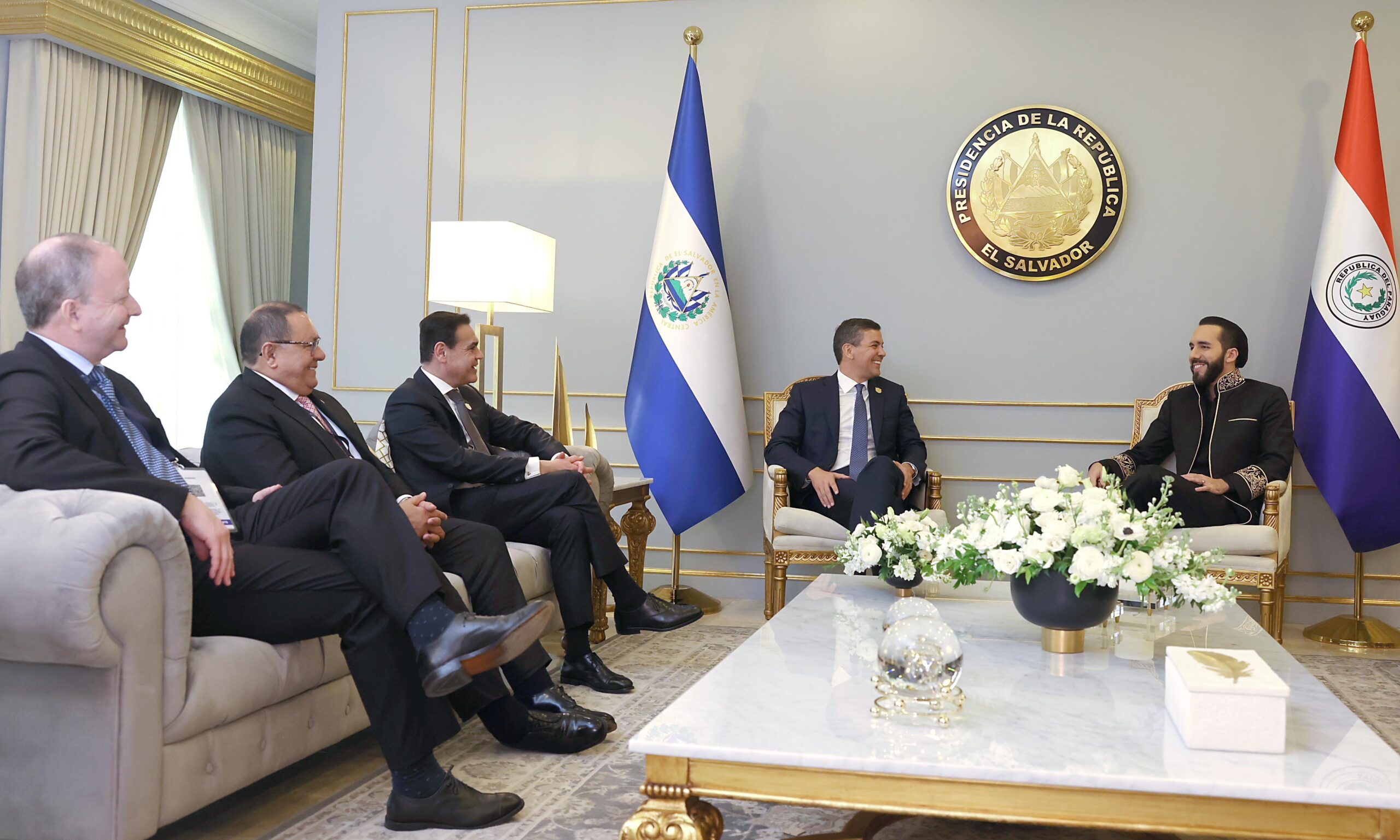 Santiago Peña junto a algunos de sus ministros y colaboradores principales y Nayib Bukele. Foto: Gentileza.