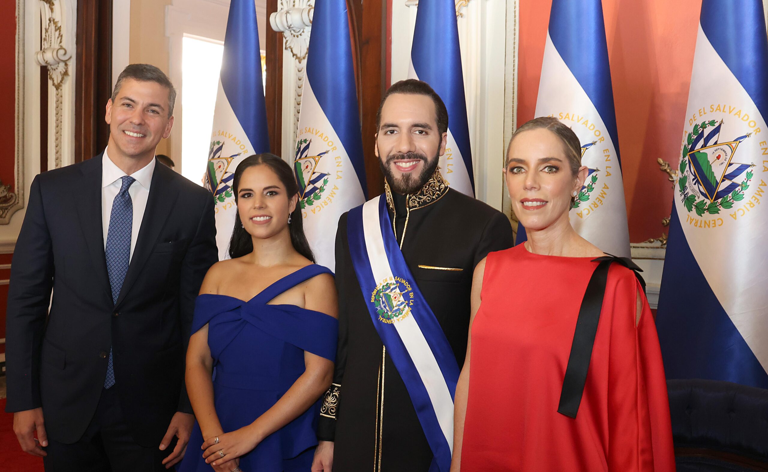 Santiago Peña, Gabriela Rodríguez de Bukele, Nayib Bukele y Leticia Ocampos. Foto: Gentileza.