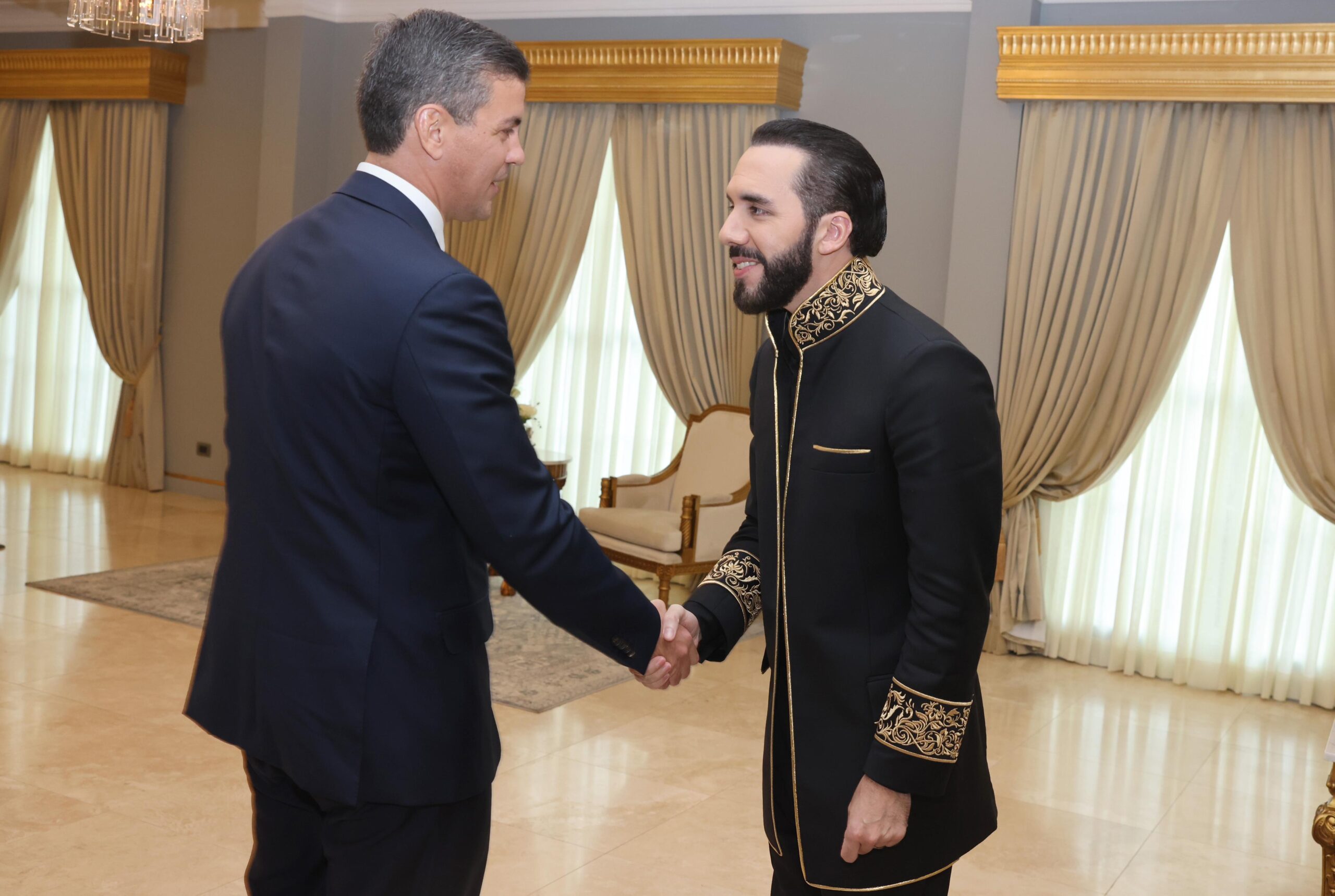 Santiago Peña y Nayib Bukele. Foto: Gentileza.