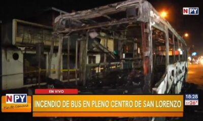 El bus se consumió por completo en menos de cinco minutos, según denuncian. Foto: Captura de video.