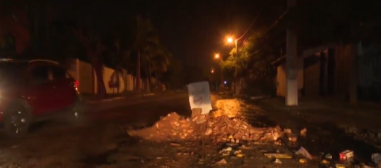 Los vecinos colocaron una bolsa posterior al accidente. Foto: Captura.