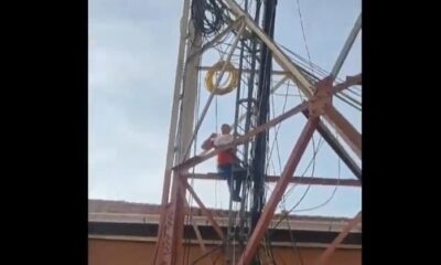 La mujer trepó hasta la antena para hacer el reclamo. Foto: Captura.