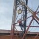 La mujer trepó hasta la antena para hacer el reclamo. Foto: Captura.