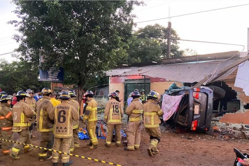 Bomberos voluntarios intentaron extraer el rodado. Foto: Gentileza.