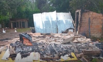 La vivienda quedó abajo por las llamas. Foto: Captura.