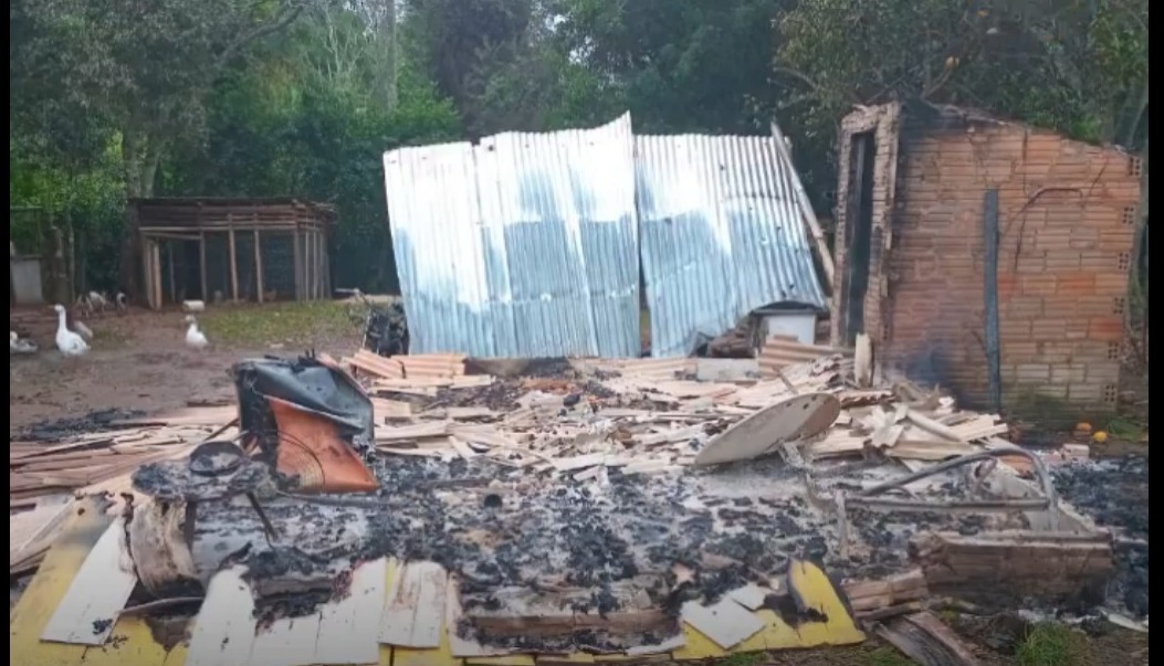 La vivienda quedó abajo por las llamas. Foto: Captura.