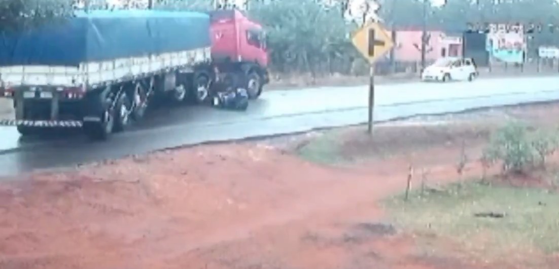 El camión pasó por encima, pero no lo hirió. Foto: Captura.