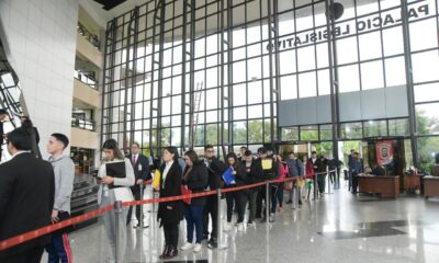 Jóvenes formando fila para presentar postulación para un cargo en Diputados. Foto: Gentileza. Archivo.