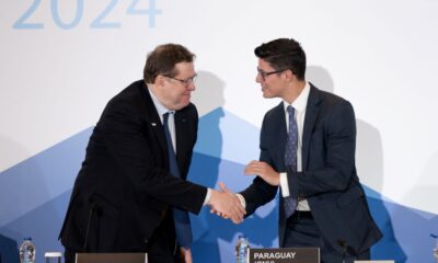 El encuentro entre el presidente del Consejo del IOSCO, Jean-Paul Servais, y el superintendente de Valores de Paraguay, Joshua Abreu. Foto: Economía Virtual.