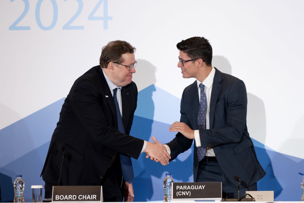 El encuentro entre el presidente del Consejo del IOSCO, Jean-Paul Servais, y el superintendente de Valores de Paraguay, Joshua Abreu. Foto: Economía Virtual.