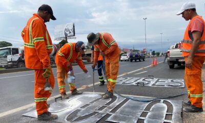 Preparación del carril único para buses en la Ruta PY03 (ex Transchaco). Foto MOPC.