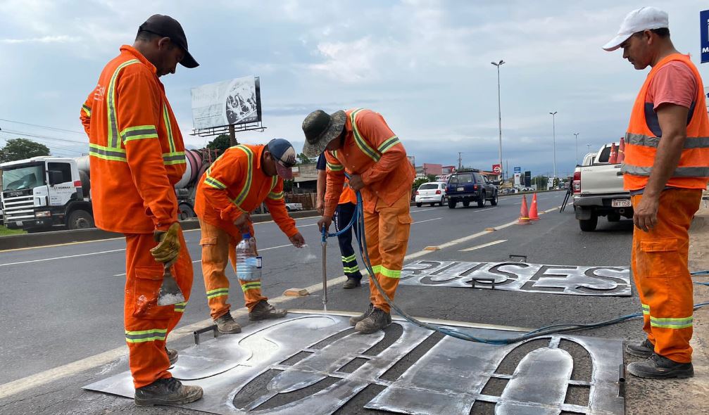 Preparación del carril único para buses en la Ruta PY03 (ex Transchaco). Foto MOPC.