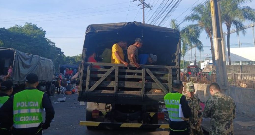 Indígenas siendo trasladadas a los departamentos de Caaguazú y Canindeyú. Foto: IP.