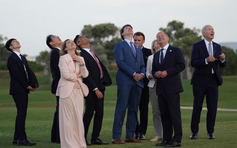 Líderes mundiales del G7 se reúnen para ver un lanzamiento de paracaídas en el Club de Golf San Domenico. Foto: El Universal.