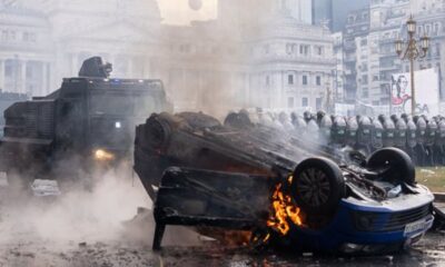 Movilización por la Ley Bases genera manifestaciones con gas pimienta, bombas molotov y fuerte operativo de seguridad en el Congreso. Foto: TN.