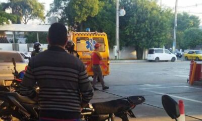 Momentos en que llega la ambulancia para retirar el cuerpo del hombre fallecido. Foto: Luque Noticias.