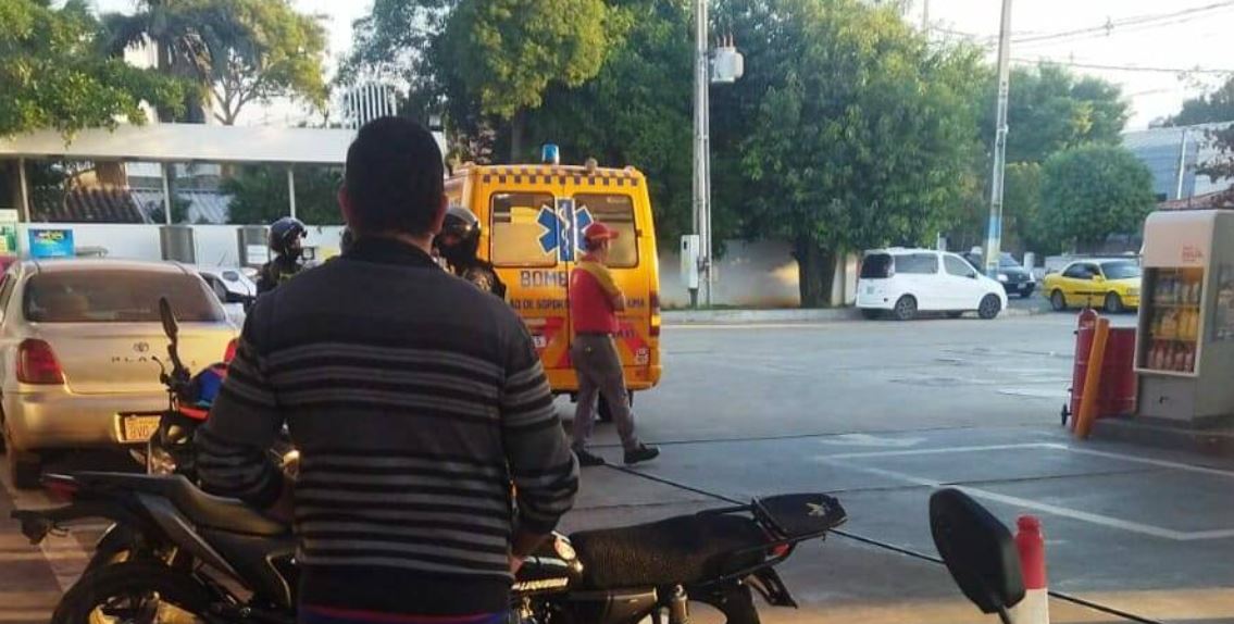 Momentos en que llega la ambulancia para retirar el cuerpo del hombre fallecido. Foto: Luque Noticias.