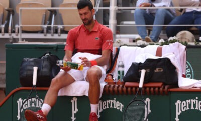 Novak Djokovic se lesionó durante su último partido de cuatro horas. Foto: UNO TV/AFP