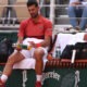 Novak Djokovic se lesionó durante su último partido de cuatro horas. Foto: UNO TV/AFP