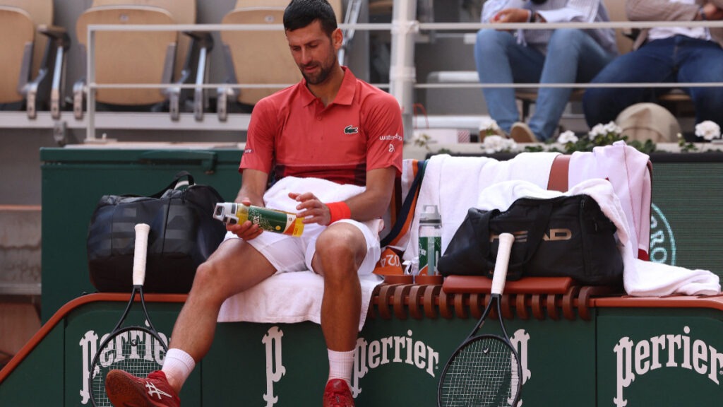 Novak Djokovic se lesionó durante su último partido de cuatro horas. Foto: UNO TV/AFP