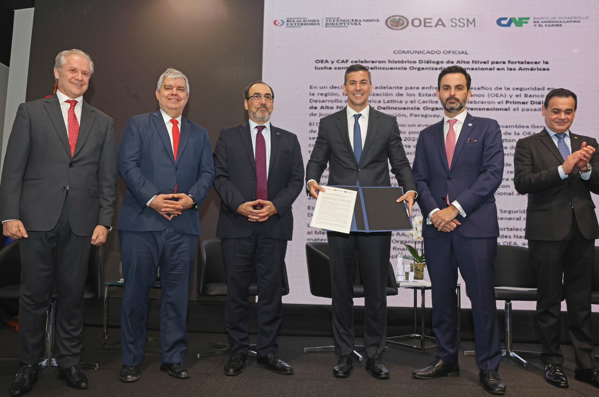 Durante su participación en la clausura del conversatorio sobre delincuencia organizada transnacional en el marco de las actividades de la OEA, el presidente Santiago Peña recordó los operativos de seguridad realizados en el país. Foto: Gentileza.