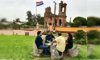 Momento en que el historiador Fabián Chamorro conversa con la producción del programa. Cortesía