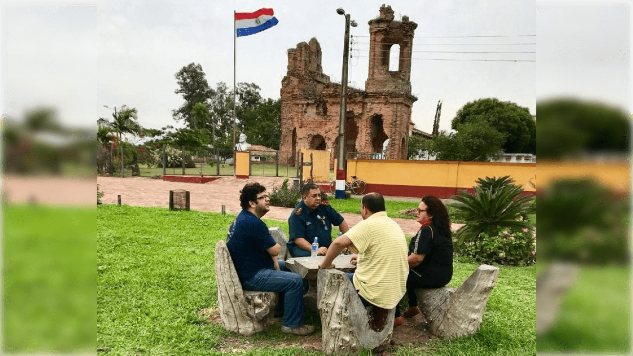 Momento en que el historiador Fabián Chamorro conversa con la producción del programa. Cortesía