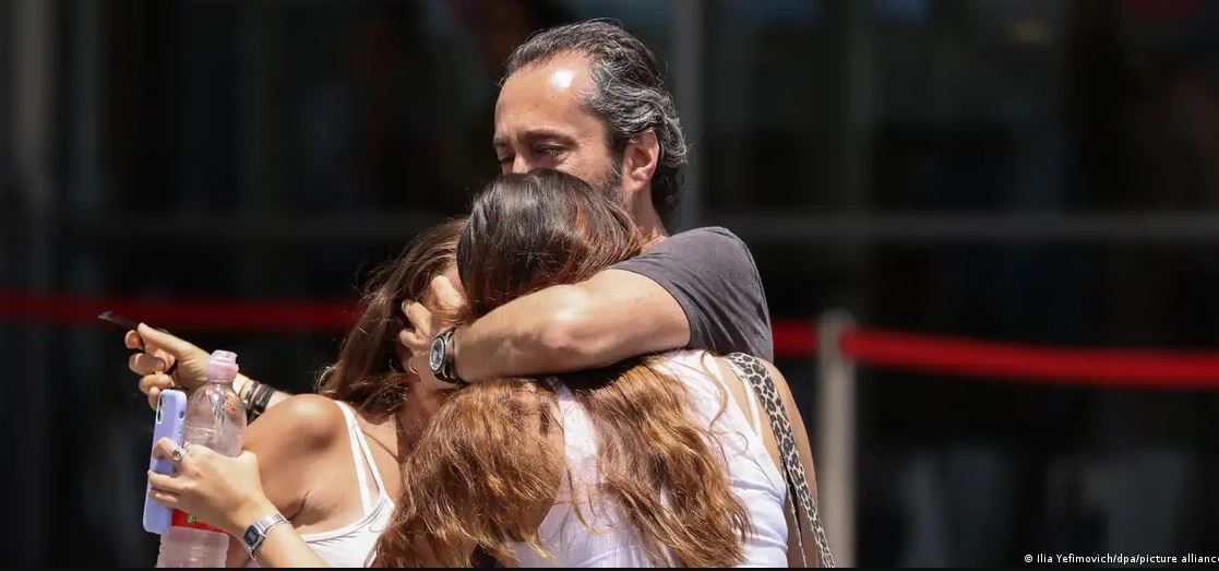 Familiares de rehenes liberados llegan al hospital de Tel Hashomer (Sheba). Foto: DW.