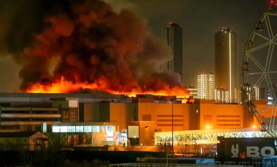 Un enorme incendio en el Crocus City Hall en el extremo occidental de Moscú, Rusia, el viernes 22 de marzo de 2024, tras el ataque terrorista (Sergei Vedyashkin/Moscow News Agency vía AP)