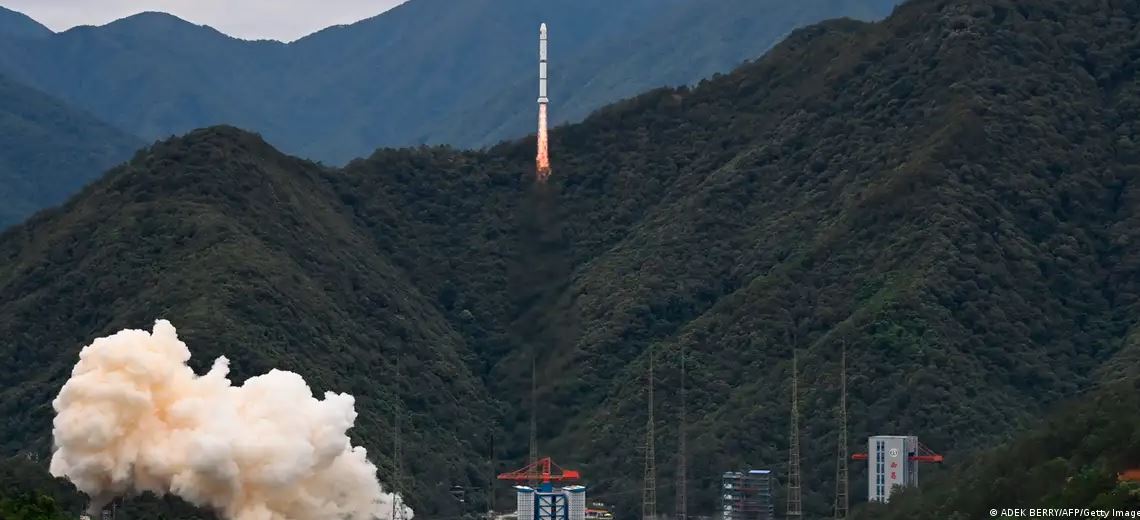 El satélite fue puesto en órbita por un cohete chino y tiene como objetivo estudiar explosiones estelares. Foto: DW.