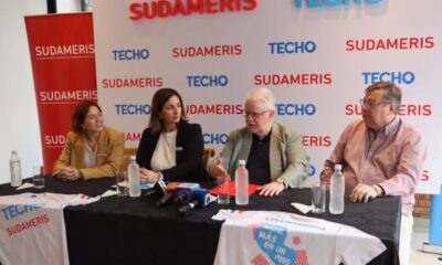 Claudia Neumann, directora ejecutiva de TECHO; María Mersán, presidenta de TECHO Paraguay; Conor McEnroy, presidente de Sudameris; y Jerónimo Nasser, gerente general de Sudameris. Foto: Gentileza.