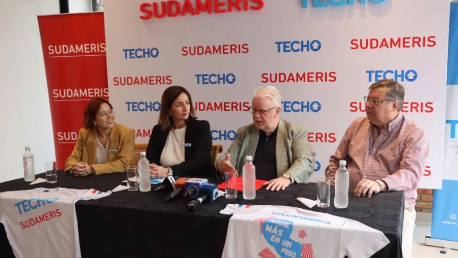 Claudia Neumann, directora ejecutiva de TECHO; María Mersán, presidenta de TECHO Paraguay; Conor McEnroy, presidente de Sudameris; y Jerónimo Nasser, gerente general de Sudameris. Foto: Gentileza.