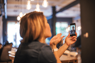 Pareja a distancia. Foto: Saludable y Postivo.