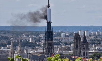 Incendio en la torre de la catedral de Notre Dame en Rouen, Francia. Foto: X